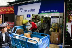 重庆女子加班至深夜没空收取快递，社区菜鸟驿站老板帮忙送到楼下门卫室，“他还给我买的牛排裹了冰袋”图片