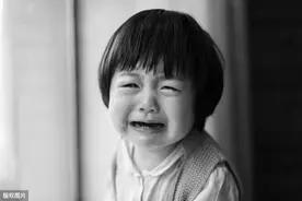 孩子不敢一个人睡，原因常常是因为这个，可惜很多爸妈都不知道图片
