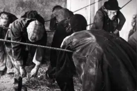 维多利亚时代英国的无家可归者，最惨的只能花钱趴在绳子上睡觉图片