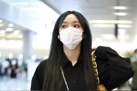 程潇秒变酷帅女孩，一袭黑色又酷又帅，穿短裤大秀美腿图片