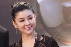 李小萌气质真高级，穿开叉睡衣裙优雅时尚，34岁还保持“初恋脸”图片