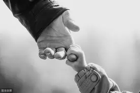 妻外出打工，老人抚养孙子5年，索要“带孙费”，该给吗？图片