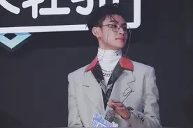 小鬼王琳凯西装+白色高领内搭，印花衬衫叠帅气又时尚图片