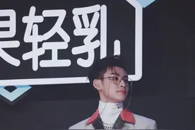 小鬼王琳凯西装+白色高领内搭，印花衬衫叠帅气又时尚图片