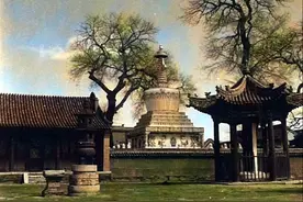 内蒙古呼和浩特：1938年4月厚和城内的五塔寺和席力图召图片