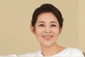 娶三婚倪萍不生子，为患病继子奔波劳碌，导演杨亚洲的幸福生活图片
