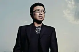 演唱《两只蝴蝶》的庞龙，为何销声匿迹，如今他的现状如何？图片