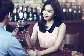 朋友年薪18万相亲，不满意女生想走，女生打包剩菜，他：你很好图片