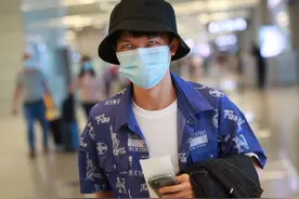 周深穿搭时髦现身，161的身高不影响才华，喜欢他的声音好多年图片