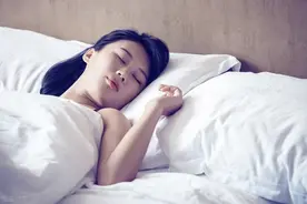 新婚夫妻第一个月分床睡好吗图片