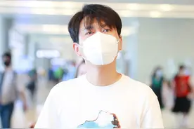 孟鹤堂现身机场，白色短袖运动裤，也是德云社的颜值担当吧图片