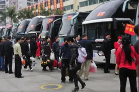 有严明的法律规定摆着，为何大巴司机与“黑服务区”还敢沆瀣一气，损害乘客权益？图片