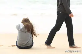 望着你离开的背影，我告诉自己要不哭，因为爱你，更是因为懂你图片