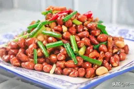 这才是花生米简单好吃的做法，口感酥脆又营养，端上桌大家抢着吃图片