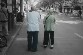 “妈，你走路为啥要蹭着走，不会把脚抬起来走吗？”你也太邋遢了图片