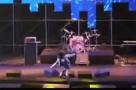 搭建方回应两歌手跌落舞台：风把舞台边缘地毯吹起 艺人踩空滑落图片