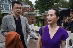 孟晚舟老公高大有魅力，穿灰西装低调跟在身后，护着老婆有情有义图片