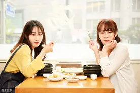 父母离婚，双胞胎姐妹各自跟随一方，10年后再遇却已是物是人非图片