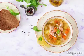 一起学点西餐家常菜，营养美味的三文鱼肉蔬菜汤，配霞多丽醉美好图片