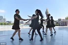 抢地盘？雷打不动的广场舞大妈拉横幅占车位，侵占车位违法吗？图片