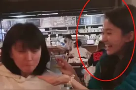 闫学晶高颜值儿媳罕见曝光！亲手托食物喂给婆婆，二人亲密似母女图片