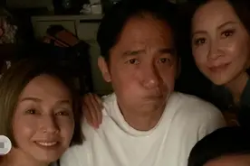 梁朝伟夫妇罕见同框，男方皱纹横生显沧桑，刘嘉玲容光焕发似少女图片