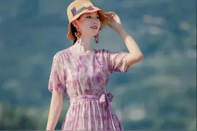 懂得放松的女人更美，宽松舒服的小碎花长裙，好漂亮图片