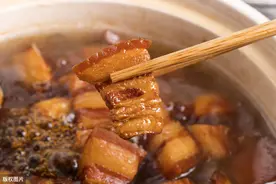 苏东坡的最爱，肉皮酥软香糯。地道东坡肉教程，想好吃汤汁是关键图片