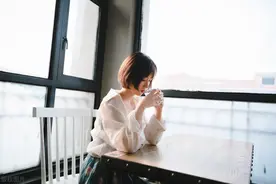 故事：她精心打扮去见一大客户，抬眼4年前甩了她的初恋坐在面前图片