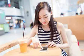 我拼了命的努力，才能拥有一个他们拥有过的女孩图片