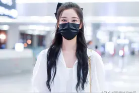 街拍：徐艺洋穿白色外套配牛仔裤搭时尚凉拖，尽显清秀可爱图片