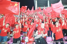 许家印陈戌源周金辉现身天体！里皮回归国足首秀，5万人，中国心图片