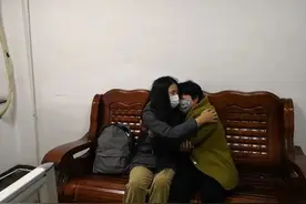 浙江街头女孩穿着睡衣求救：爸爸打我！民警一查：七八年前她被一个蛋糕拐走图片