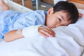 3岁男孩肺癌晚期，劝告家长：戒烟吧！别把孩子送入“鬼门关”图片