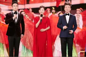 国庆晚会：三小只合体太激动，张韶涵礼服笑点多，韩红老师被心疼图片