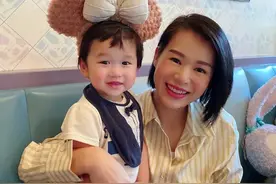 胡杏儿带二胎儿子游迪士尼，母子俩互动有爱，1岁奕霖乖巧可爱图片