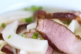 家乡记忆农家菜-冬笋炖腊肉，汤鲜味美，天然的食材最简单的烹饪图片