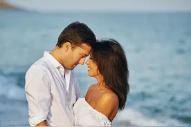 前女友结婚后，经常瞒着她丈夫，上我家串门图片