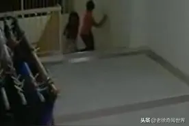 两女孩深夜在楼道里突然出现，摄像头拍下不可思议一幕图片