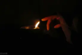 故事：新婚丈夫卷了家当和花魁私奔，喜服未褪的我被公婆卖进勾栏图片