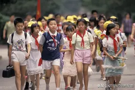 广东省教育厅回复了！放宽义务教育年龄为何不可行？小学在校生人数超1033万，每年新增15-20万随迁子女图片