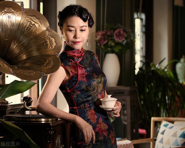 《陆犯焉识》：一个年轻风情继母的生存法则