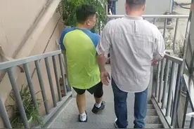 羽毛球比赛现场，这位选手为何被警察带走？图片