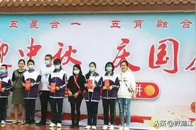 做月饼 献爱心 五星学校义卖活动助力贫困学子图片