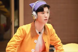 范丞丞综艺频频圈粉，黄色外套搭配红色长裤，气质显眼俏皮搞怪图片