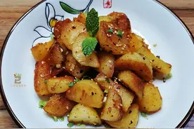 秒杀烧烤摊的香煎土豆，外焦里糯，鲜香入味，嘎吱嘎吱停不下来图片
