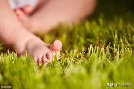 小脚丫的萌娃娃，你长大了会带妈妈出门玩吗？图片