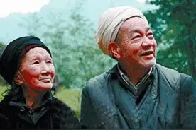 小伙带俏寡妇私奔，深山相守半世纪，被评为中国十大经典爱情故事图片