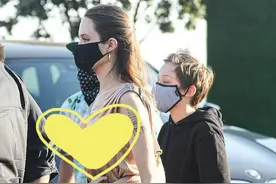 45岁朱莉近况曝光，和6个孩子合体酒店聚餐，穿金色礼服状态佳图片