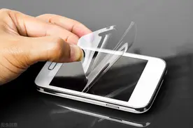 手机如果坚持不贴膜的话，使用一年后，会后悔吗？图片